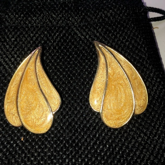 Vintage Gold Tone Clip-On Earrings, gorgeous, classic earrings - Picture 1 of 5